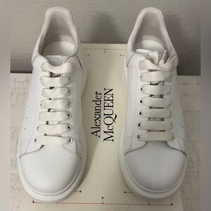 Alexander McQueen lace up sneaker. Men Color: White. Size: 42. US size:9